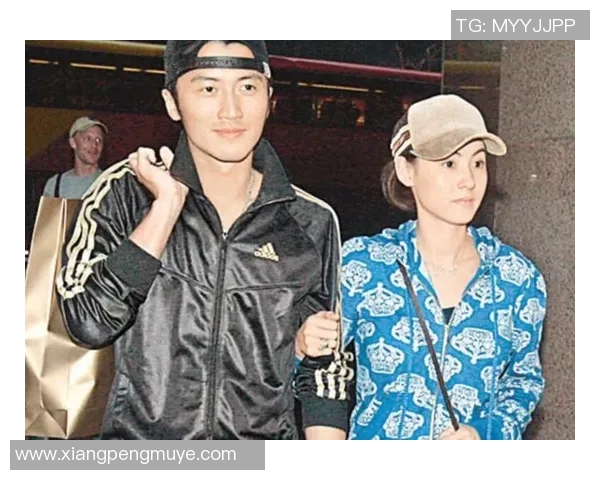 谢霆锋与足球明星亲密合影展现运动员风采与友谊的精彩瞬间 谢霆锋与足球明星亲密合影展现运动员风采与友谊的精彩瞬间